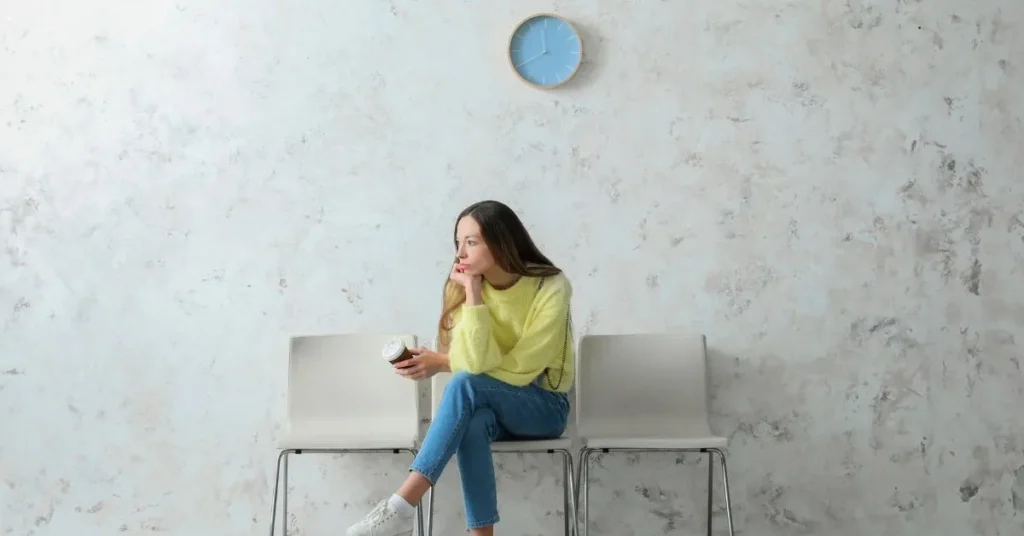 Pessoa aguardando em uma sala de espera, representando a demora no recebimento do LOAS e o tempo médio de análise do benefício.