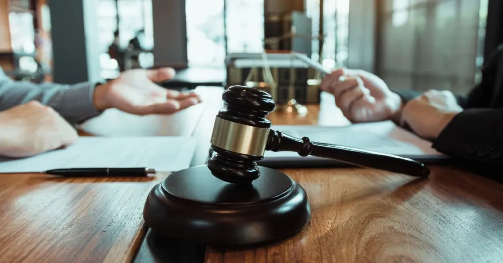 Mesa com martelo jurídico representando o processo legal para obter o auxílio-acidente do INSS.