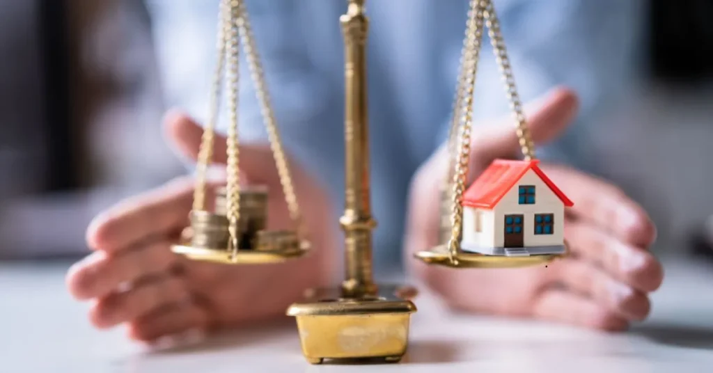 Balança com dinheiro e casa, representando a partilha de bens em um processo de divórcio.