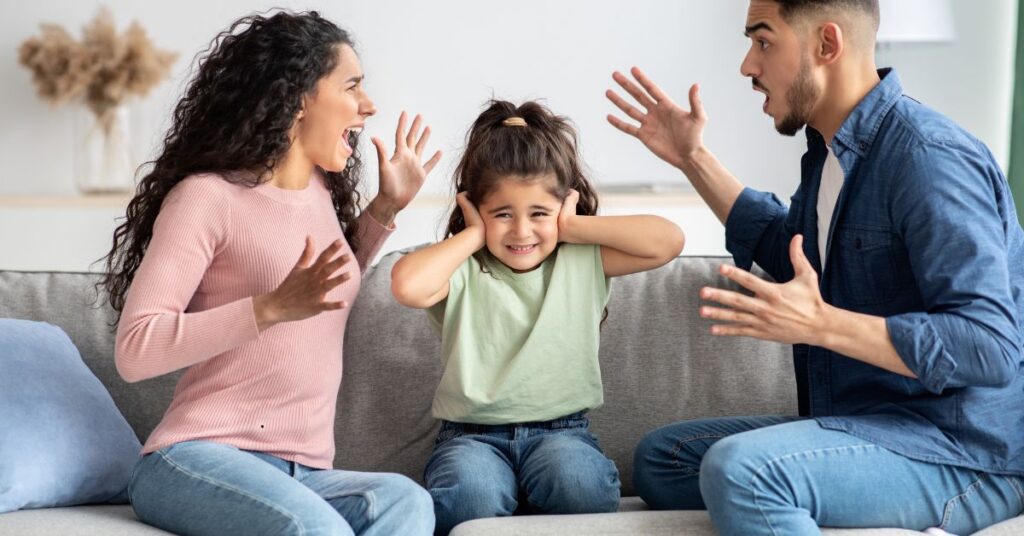 Criança entre pais discutindo, simbolizando abandono afetivo e alienação parental