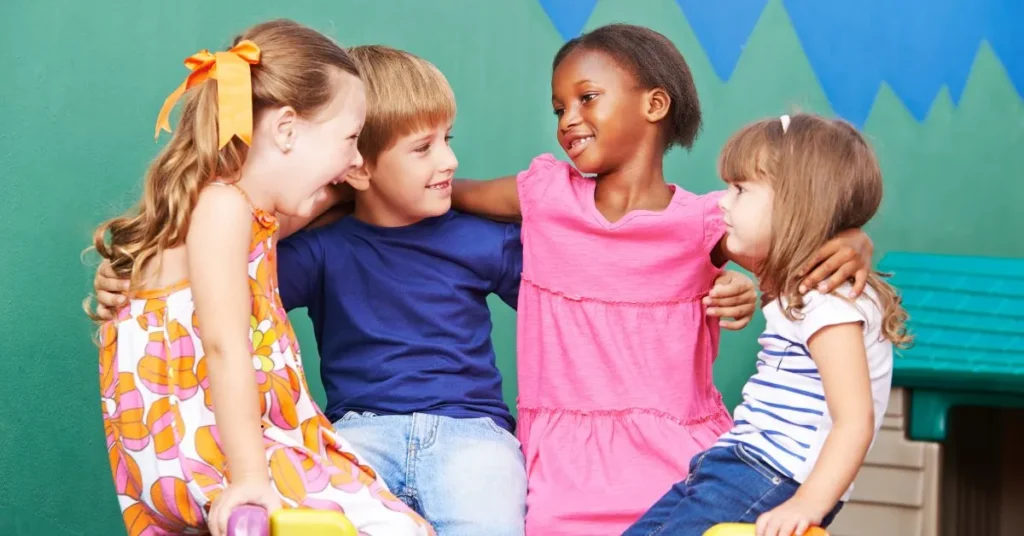 Crianças de diferentes origens brincando juntas, simbolizando igualdade de direitos