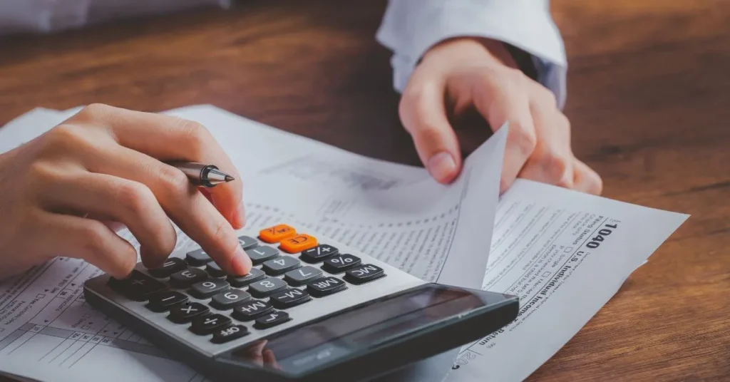 Pessoa calculando pensão alimentícia atrasada com documentos na mesa