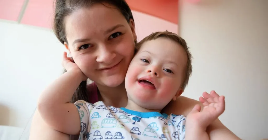 Mãe abraçando filho com deficiência representando direito à pensão alimentícia especial