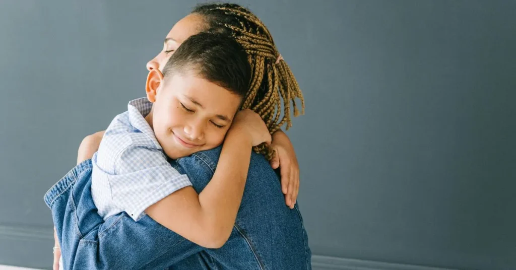 Filho abraçando a mãe simbolizando direito à pensão alimentícia após os 18 anos