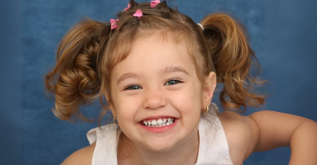Menina de 8 anos sorrindo, representando os benefícios da adoção tardia.