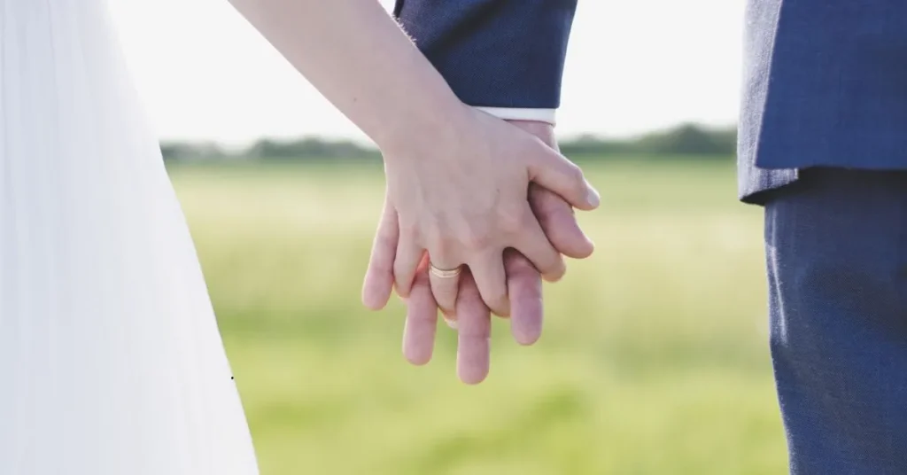 Casal de mãos dadas simbolizando casamento com separação total de bens