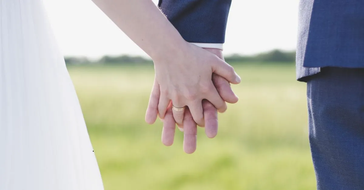 Casal de mãos dadas simbolizando casamento com separação total de bens