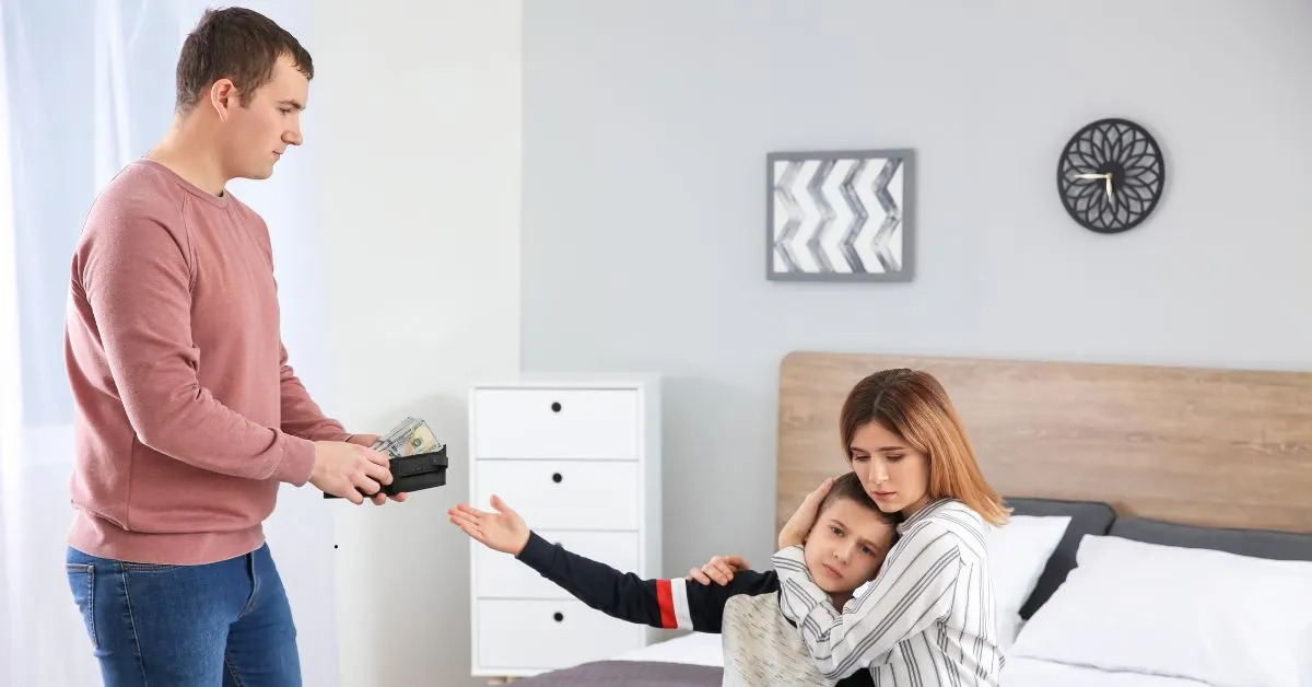 Pai entregando dinheiro para mãe e filho, representando comprovação de renda para pensão alimentícia