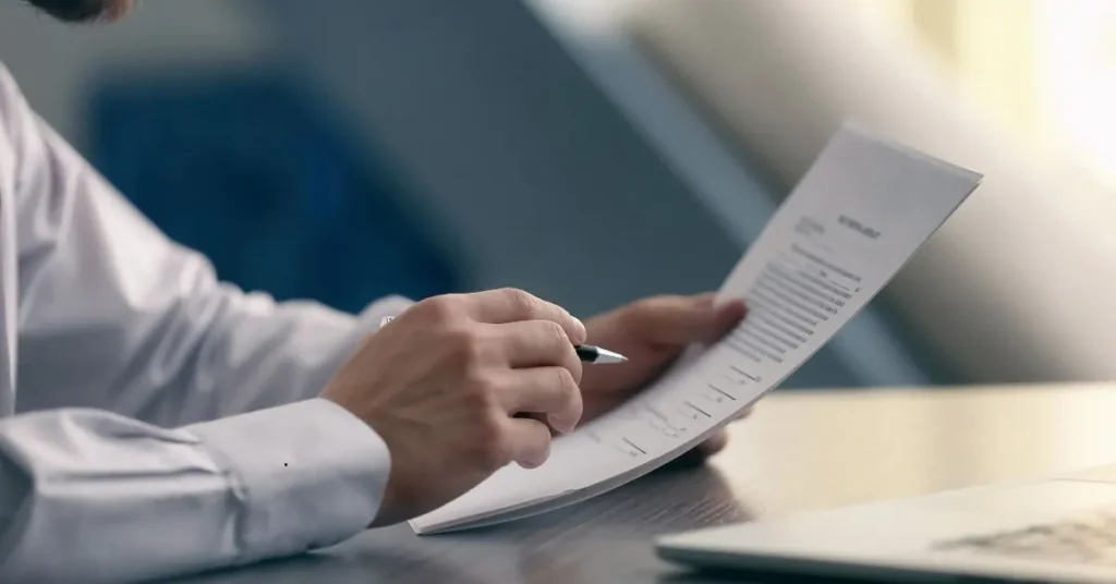 Pessoa revisando documentos necessários para fazer pacto antenupcial
