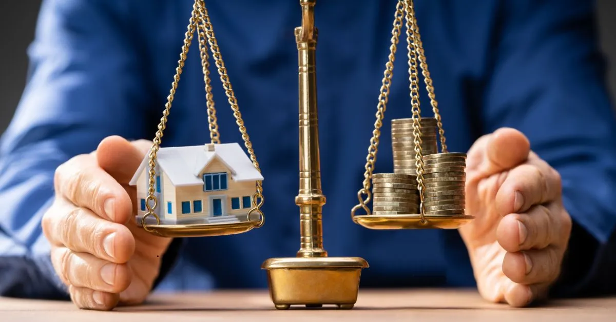 Balança com miniatura de casa e moedas simbolizando a partilha de bens em união estável