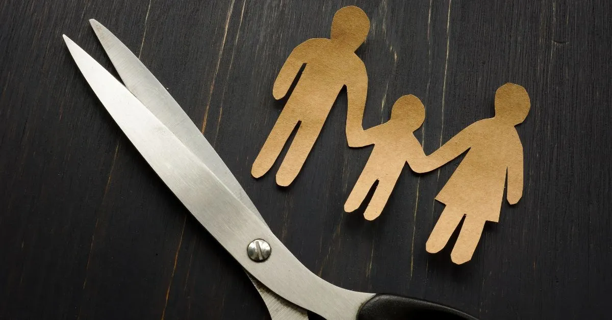 Tesoura cortando laços entre pais e filho simboliza sinais de alienação parental