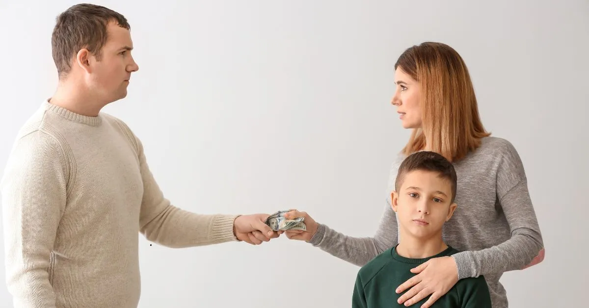 Pai entregando dinheiro para mãe na frente do filho, simbolizando pensão alimentícia na guarda compartilhada