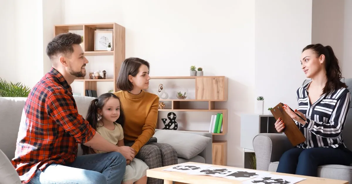 Pais e filha em sessão com psicóloga ilustram visitas monitoradas contra alienação parental