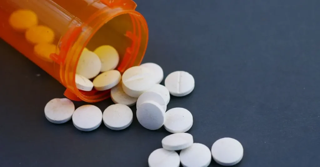 Dependência química: frasco de remédios derramado simbolizando risco à guarda dos filhos