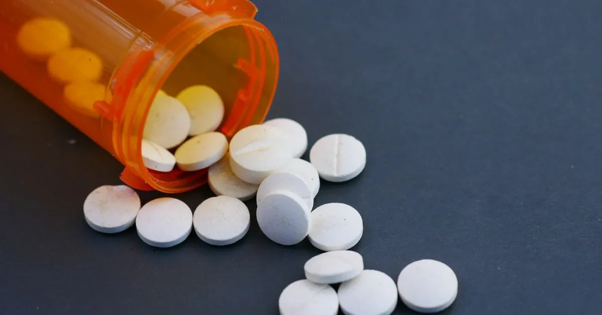 Dependência química: frasco de remédios derramado simbolizando risco à guarda dos filhos