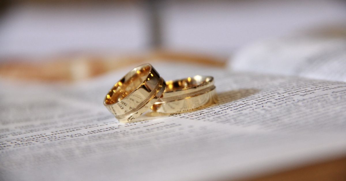 Alianças douradas sobre contrato simbolizando casamento com separação total de bens