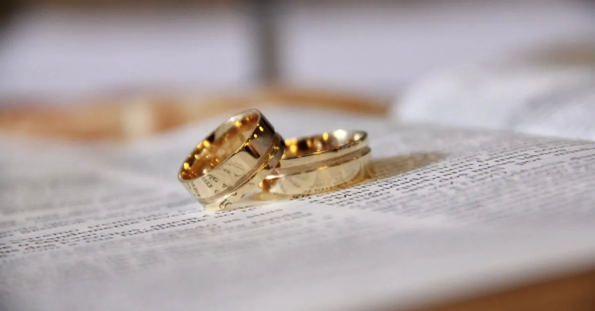 Alianças douradas sobre contrato simbolizando casamento com separação total de bens