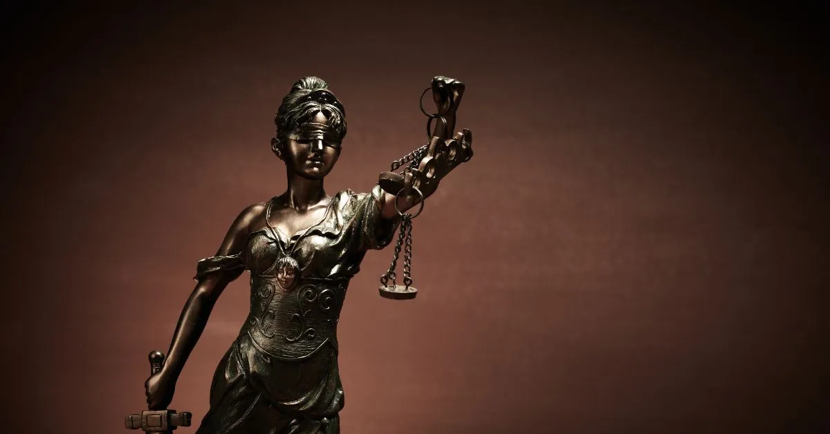 Bens herdados no casamento no divórcio: estátua da justiça com balança