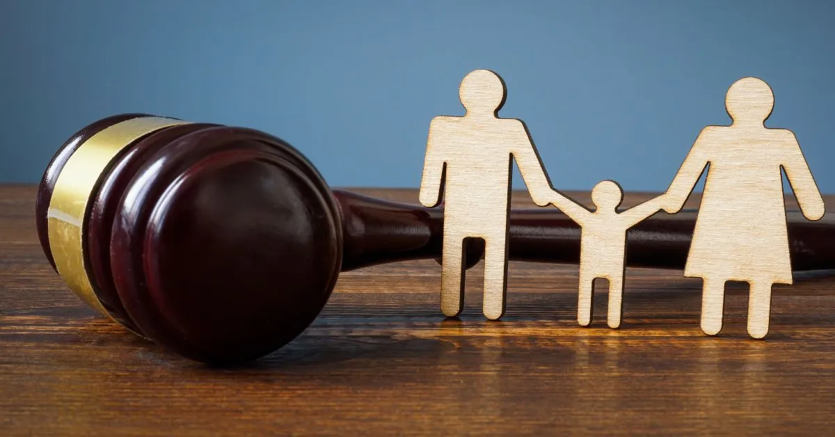 Adoção à brasileira é crime no Brasil martelo judicial e família representam riscos legais e o caminho correto no Judiciário