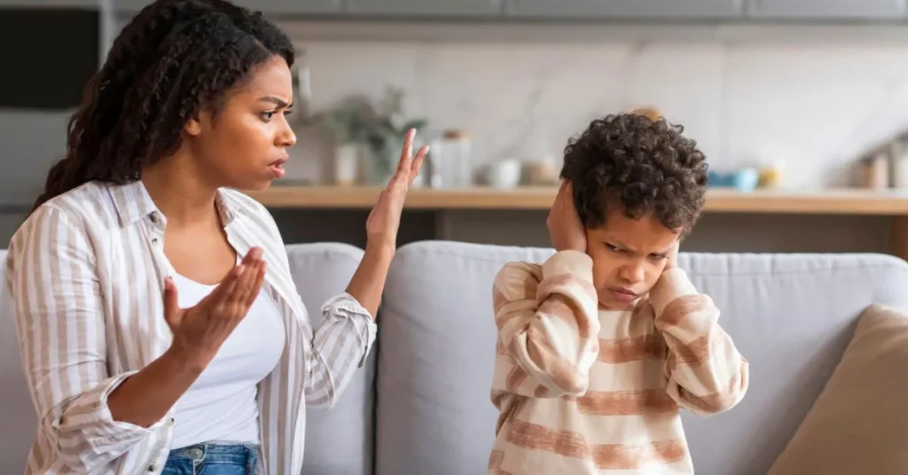 Mãe discutindo enquanto filho cobre os ouvidos, representando