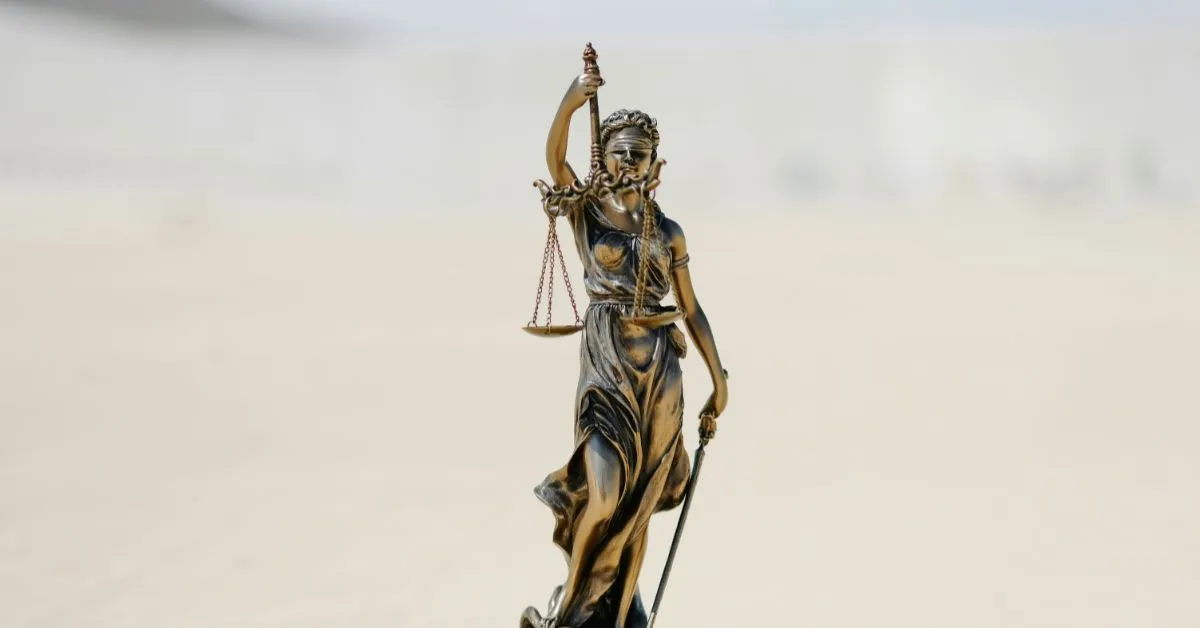 Estátua da Justiça simbolizando a busca por reconhecimento legal da união estável