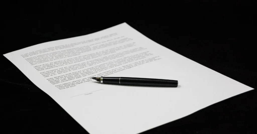 Herança com Testamento: documento jurídico com caneta sobre a assinatura, ilustrando partilha e limites legais