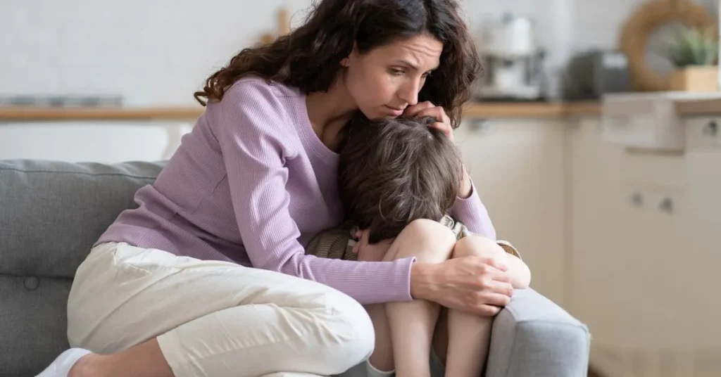 Pensão alimentícia em caso de união estável, mãe abraça o filho no sofá, simbolizando proteção e sustento