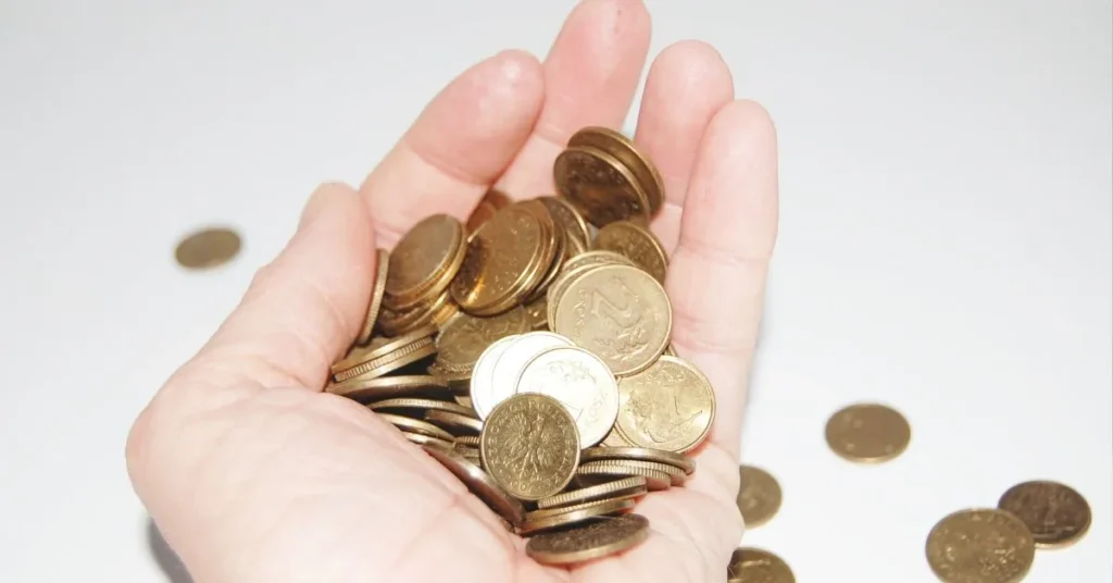 Mão segurando várias moedas representando pensão após o fim da união estável