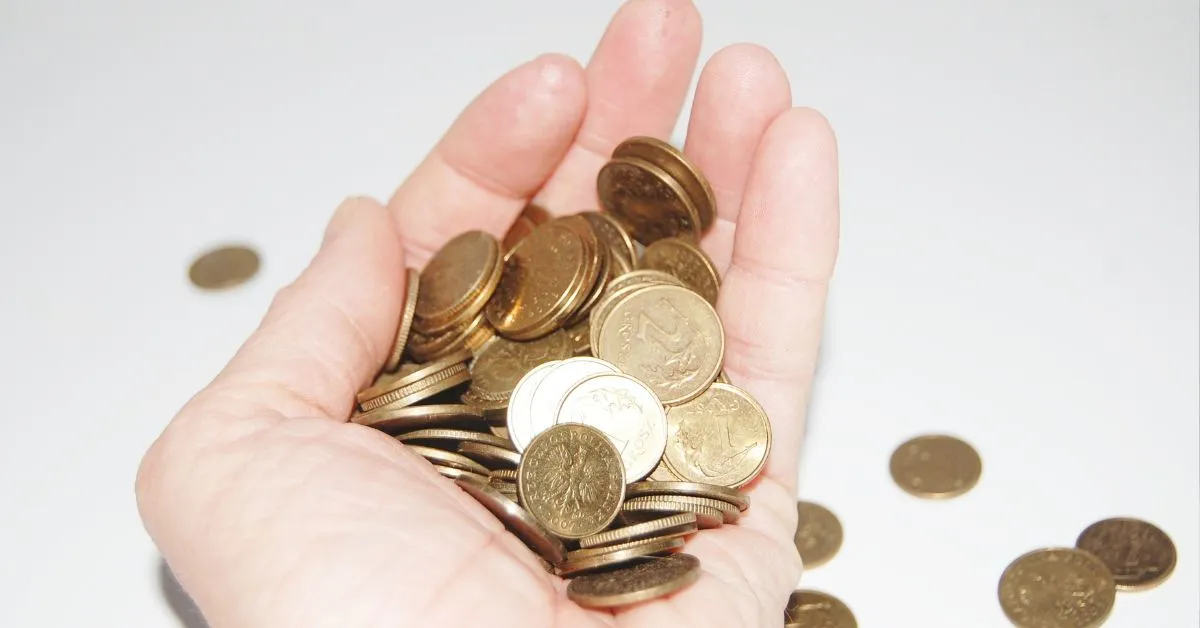 Mão segurando várias moedas representando pensão após o fim da união estável