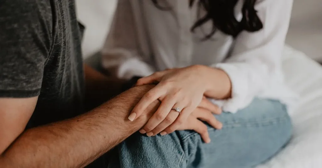 Casal de mãos dadas simbolizando união estável convertida em casamento com pacto antenupcial