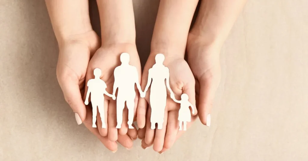 Quanto tempo leva um processo de adoção – família representada em mãos cuidadosas