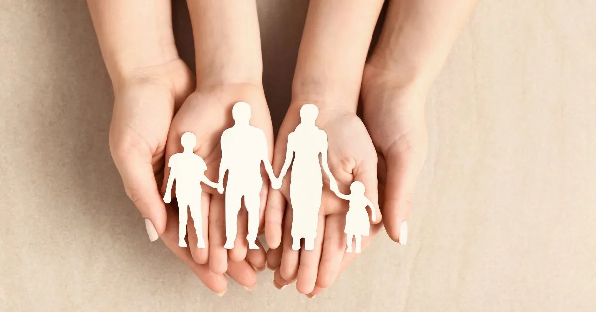 Quanto tempo leva um processo de adoção – família representada em mãos cuidadosas