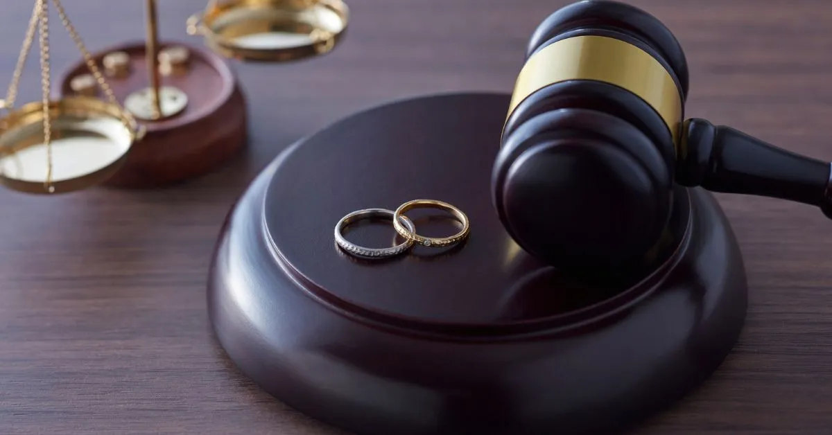 regime de bens e dívidas no casamento representado por alianças e martelo de juiz