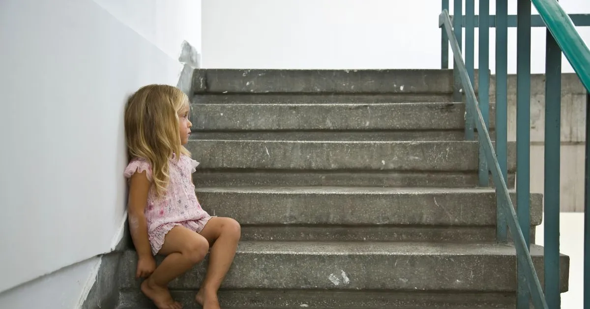 criança sozinha simbolizando abandono de lar no divórcio