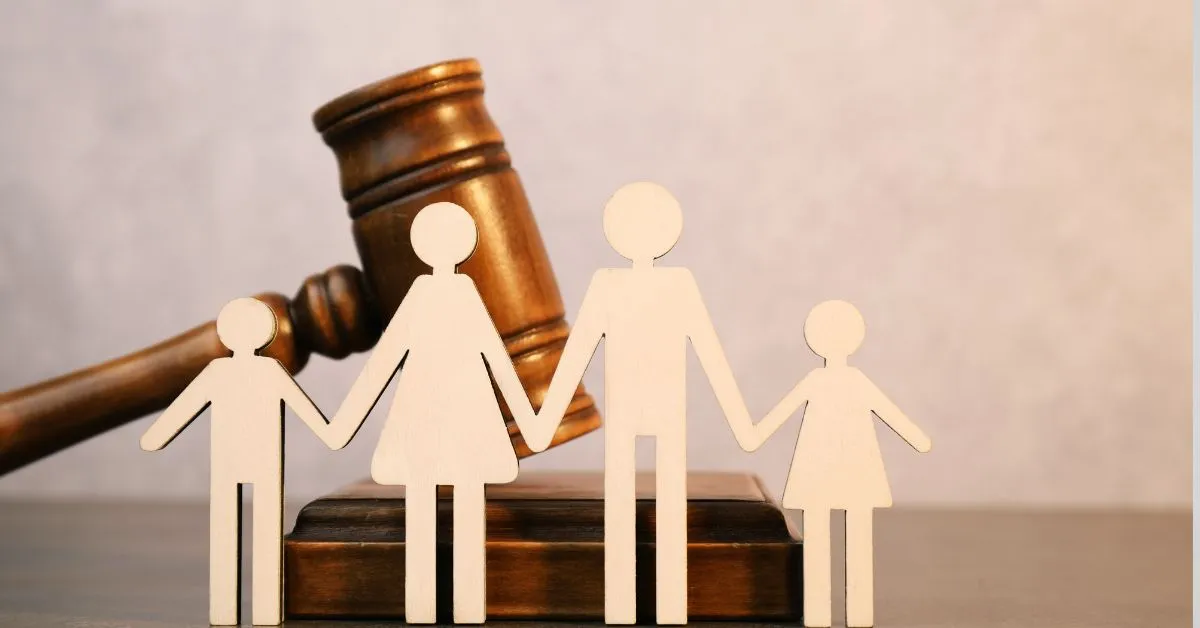 Execução de pensão alimentícia representada por martelo da justiça e família