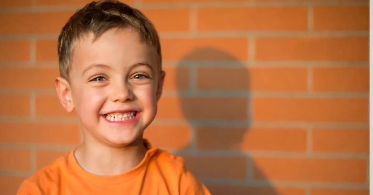Criança sorridente simbolizando a importância do cuidado emocional em casos de alienação parental e TEA.