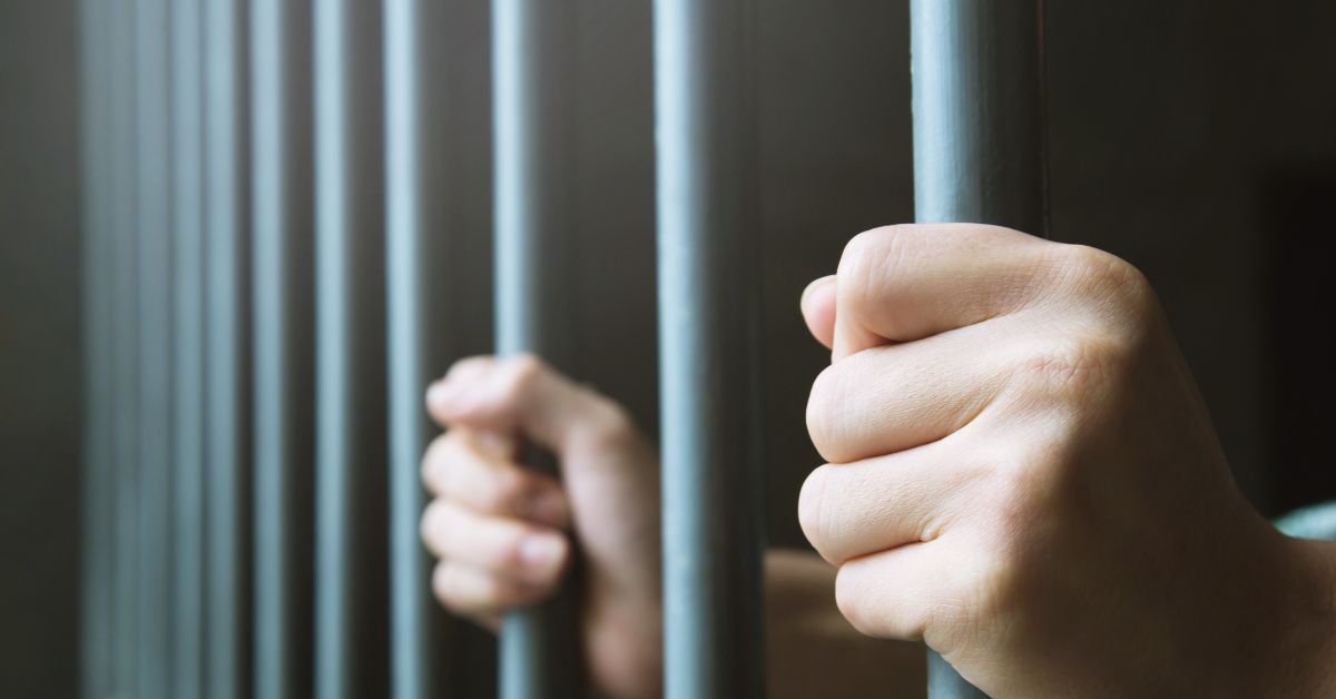 Documento de união estável sendo analisado em cartório, simbolizando a formalização com separação total de bens.