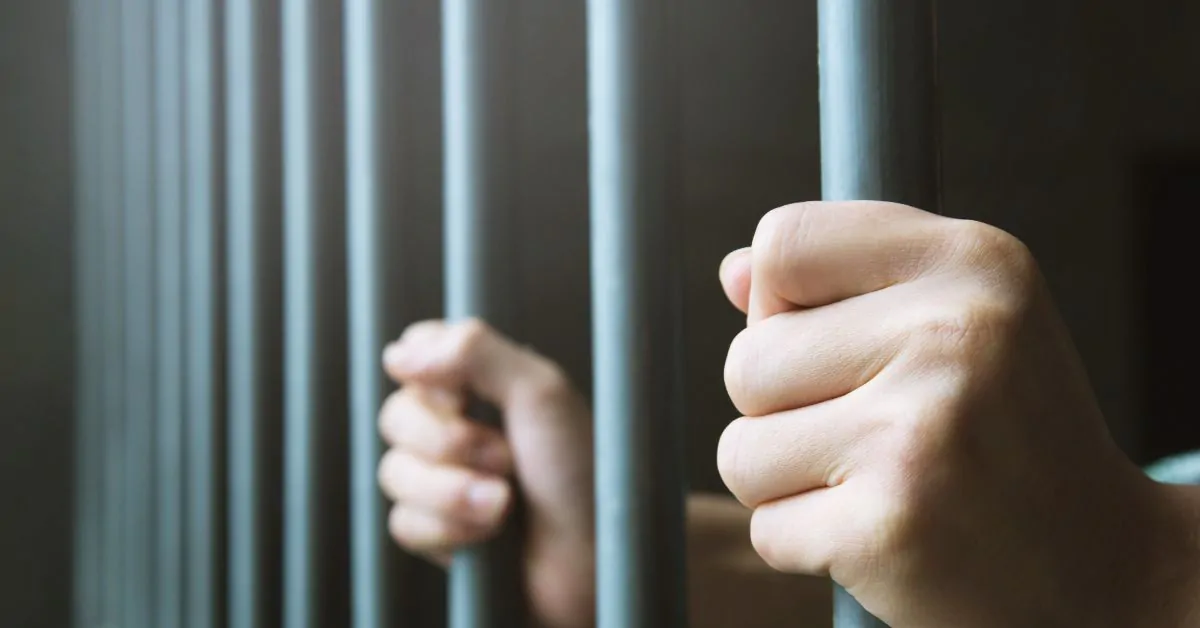 Documento de união estável sendo analisado em cartório, simbolizando a formalização com separação total de bens.