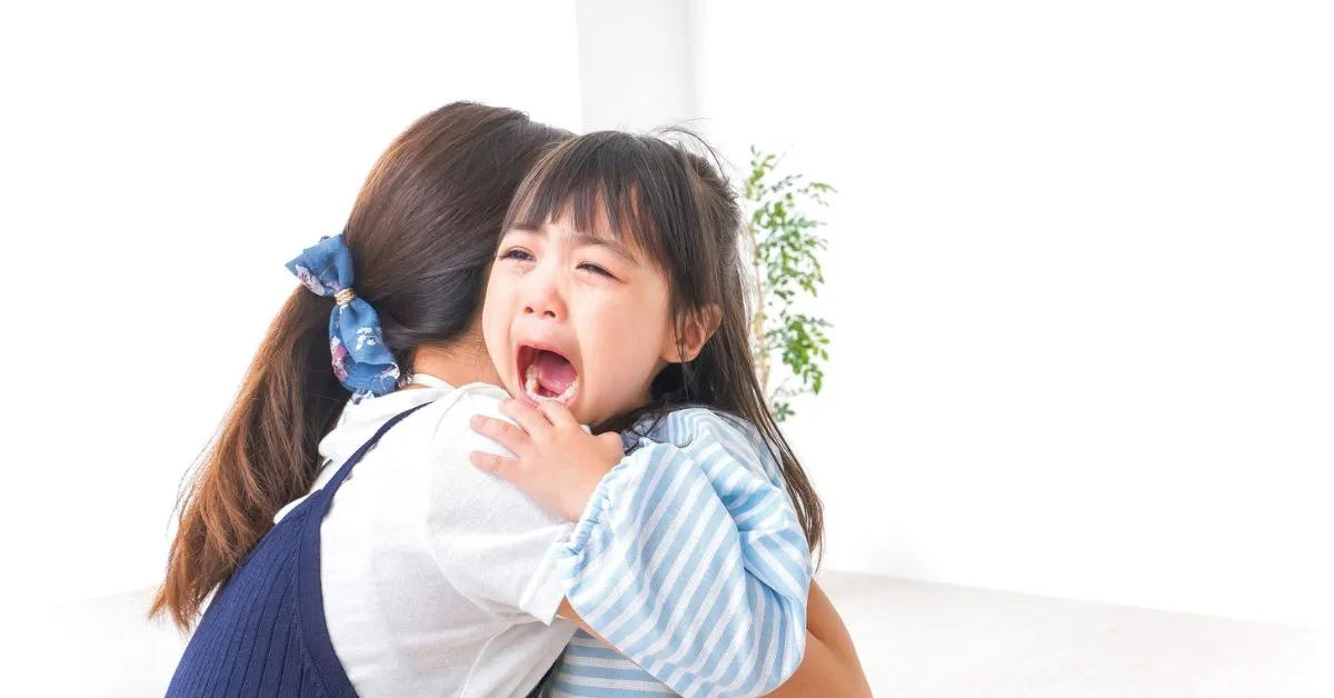 Mãe abraçando filha chorando em situação de conflito familiar, representando rejeição e possível alienação parental.