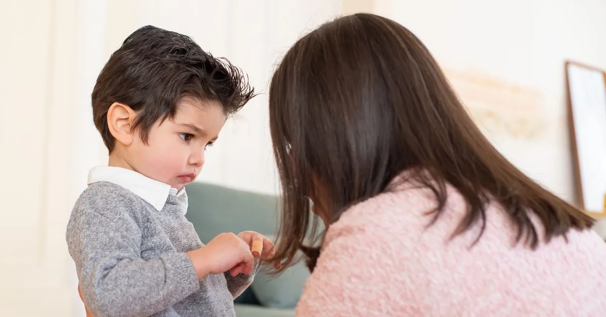 mãe conversando com filho pequeno em contexto de guarda e transtornos mentais