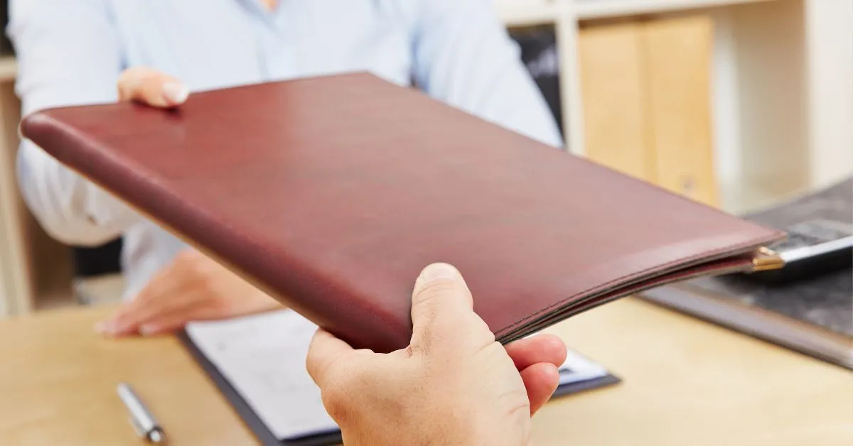 criança desenhando com giz colorido representando o cuidado garantido pela pensão nas férias e no 13º