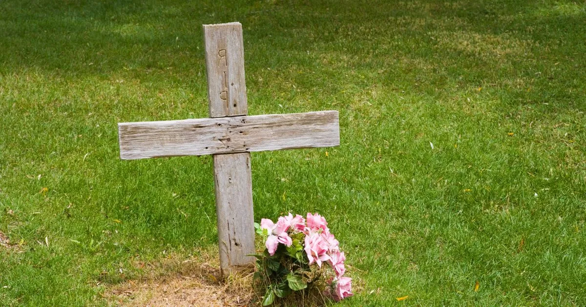 cruz de madeira com flores simbolizando o reconhecimento pós-morte da união estável