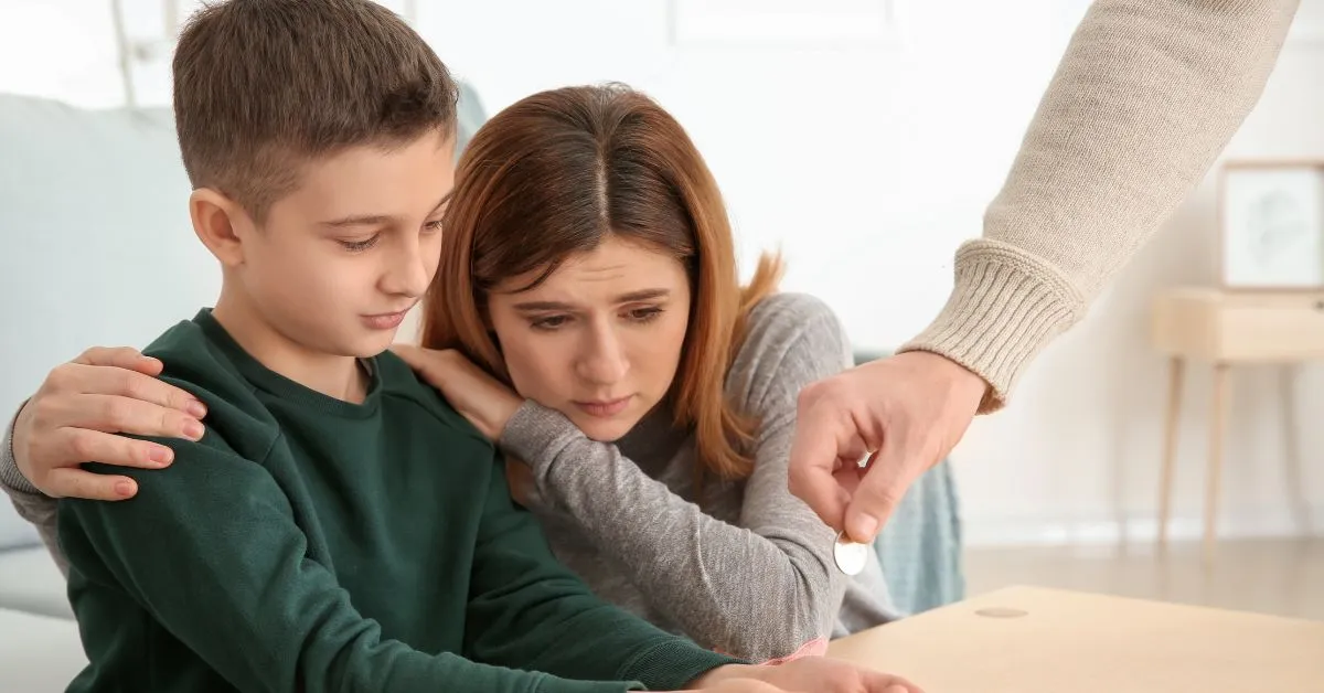 Mãe e filho preocupados ao receberem valor baixo de pensão alimentícia.