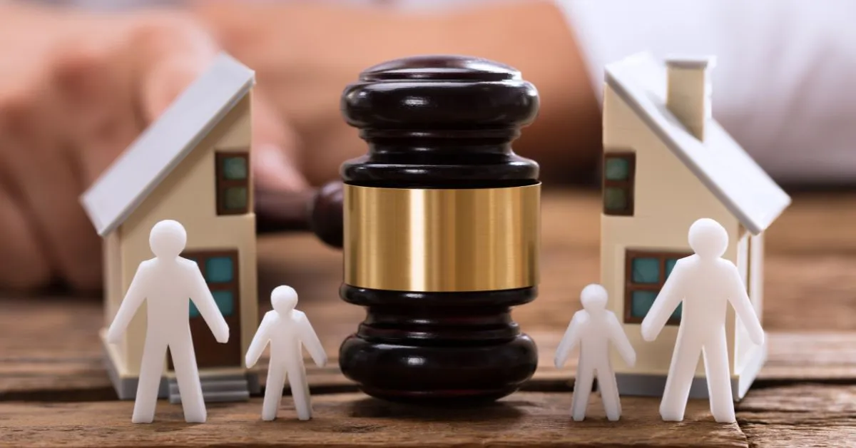 Imagem representando divórcio e violência psicológica com martelo do juiz entre duas casas e figuras de família separadas.