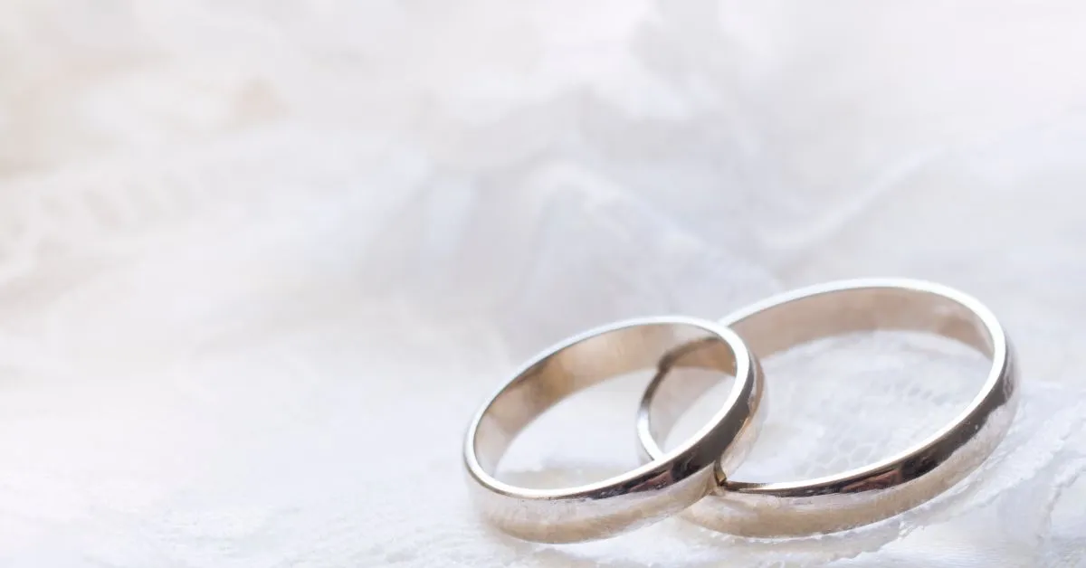 Alianças sobre tecido branco representam a mudança de regime de bens no casamento