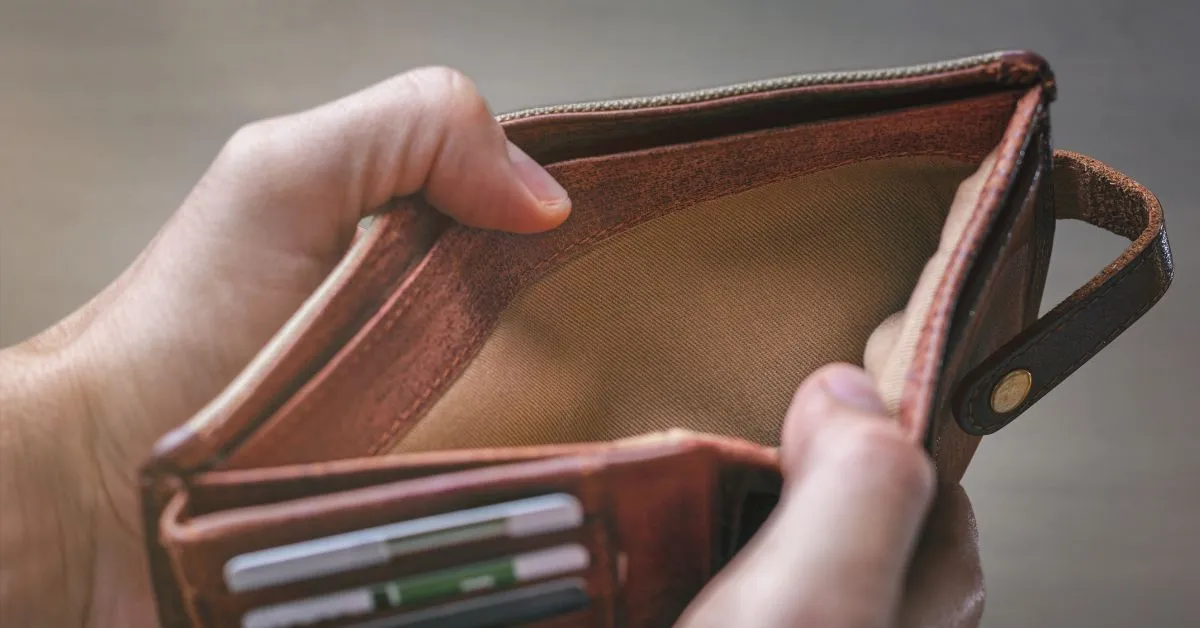 Carteira vazia simbolizando dúvida sobre perda da guarda por falta de condições financeiras