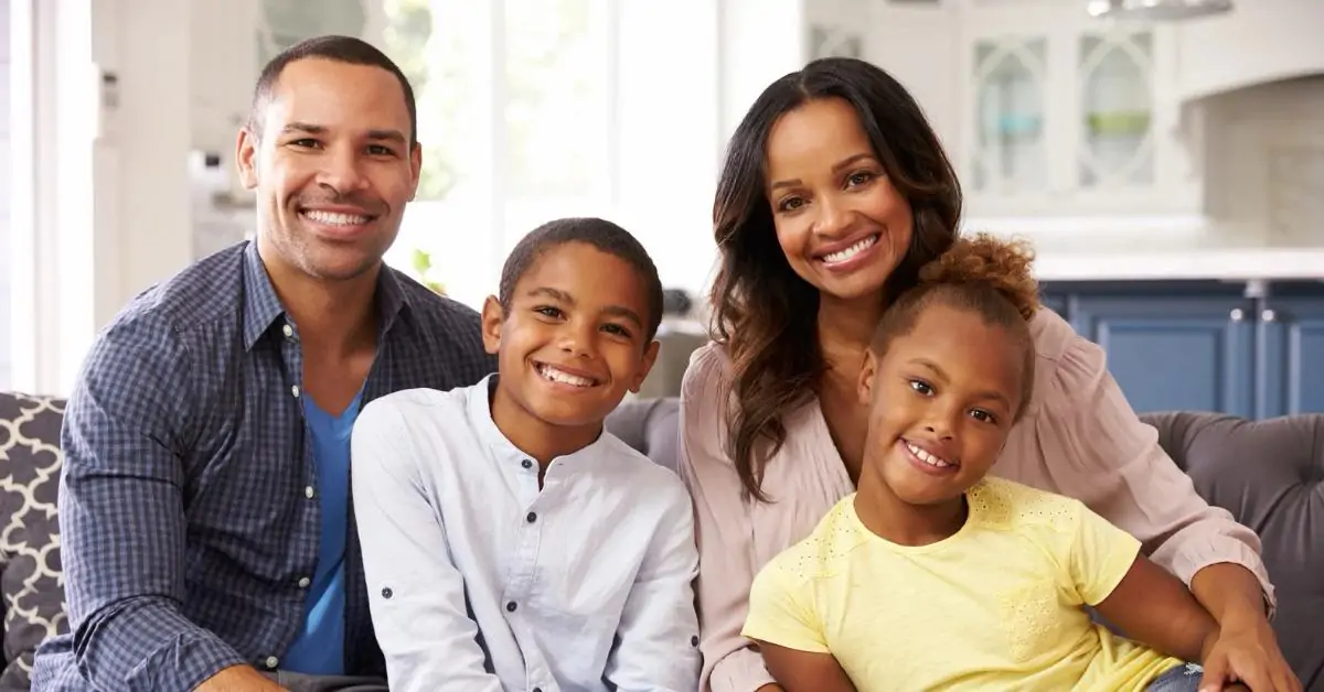 Família sorrindo representando a adoção de irmãos e o vínculo fraterno.