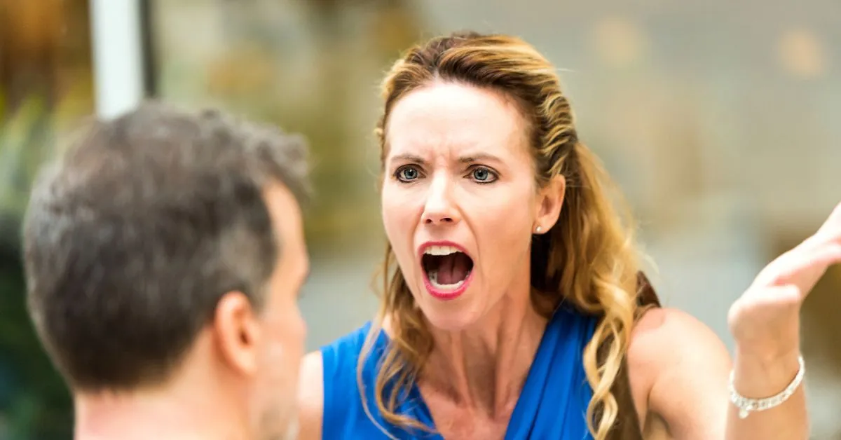 Mulher discutindo com homem, representando conflito familiar e alienação parental em guarda compartilhada.