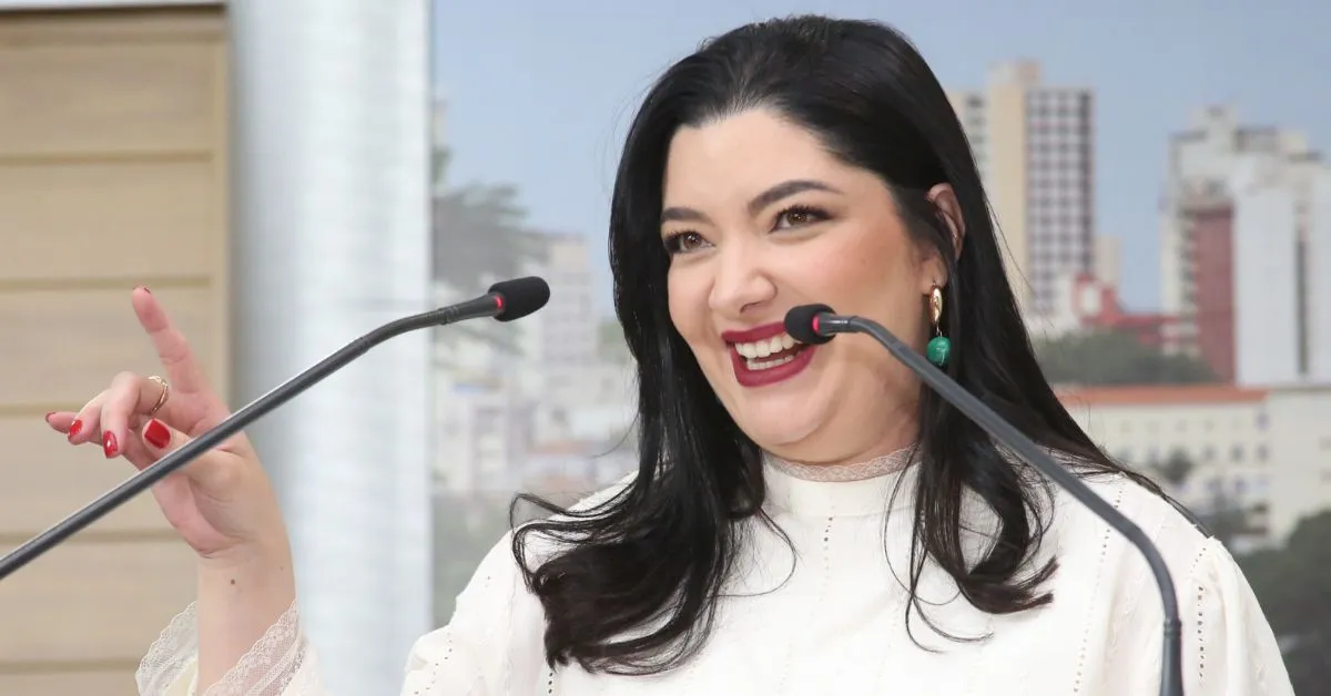 Dra. Émilin Rocha recebendo o Título de Cidadã Emérita na Câmara Municipal de Sorocaba.