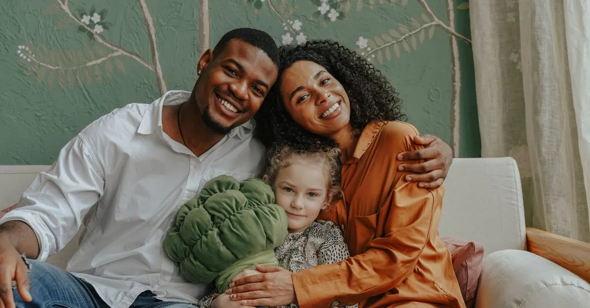 Família formada por adoção representando as regras de idade mínima e máxima para adotar no Brasil